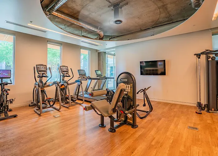 Cdt Phx Pool Gym Balcony Wd Parking Apartment *