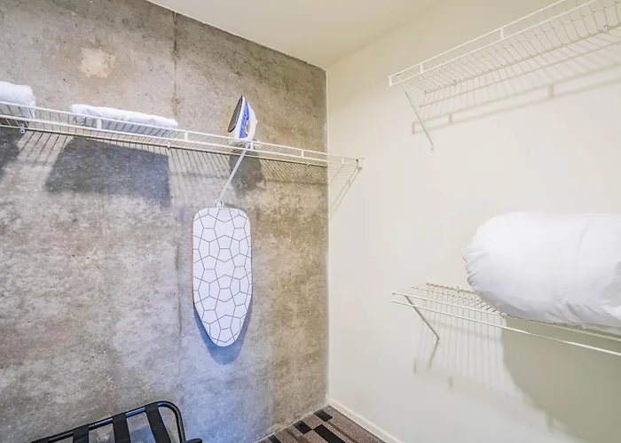 Cdt Phx Pool Gym Balcony Wd Parking Apartment